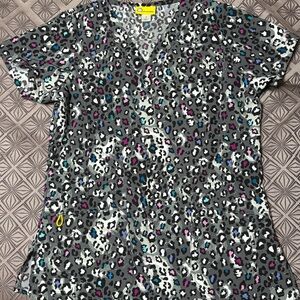 WonderWink Leopard scrubtop